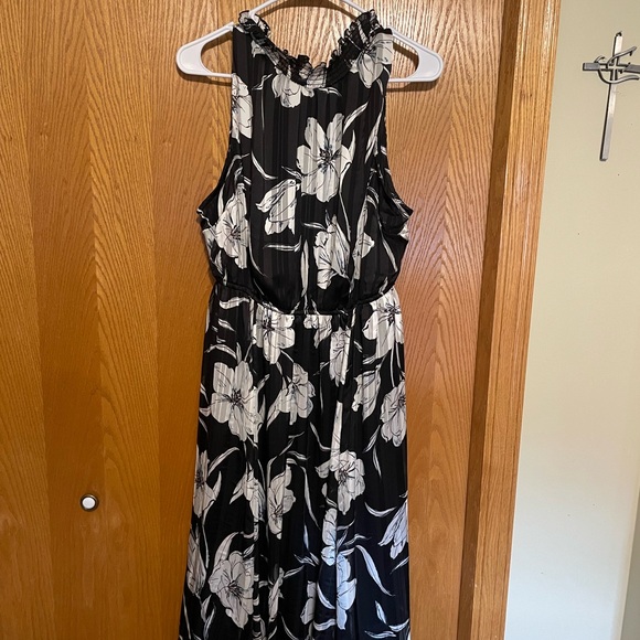 Elegant Black and White Floral Dress - Picture 2 of 3
